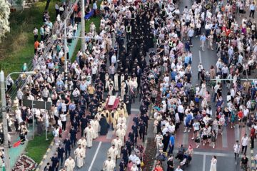 Procesiune impresionată cu mii de credincioși care au însoțit racla cu moaștele Sf. Ioan cel Nou pe străzile Sucevei