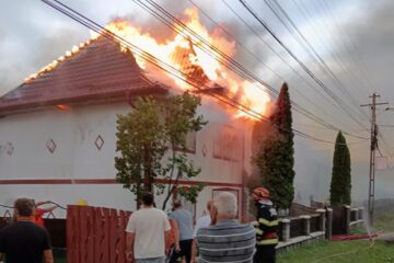 Casă distrusă de un puternic incendiu care s-a extins și la vecinătăți