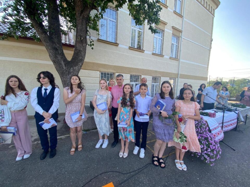Elevii silitori de la Bosanci au fost premiați, alaturi de preotul Bobu