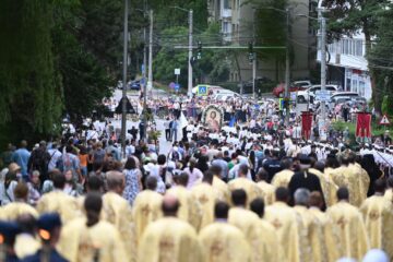Procesiune impresionată cu mii de credincioși care au însoțit racla cu moaștele Sf. Ioan cel Nou pe străzile Sucevei