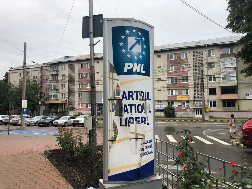 Totemul din fața sediului PNL Suceava, vandalizat în miez de noapte
