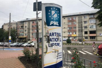 Totemul din fața sediului PNL Suceava, vandalizat în miez de noapte