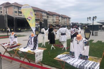 Expoziția de costume populare din centrul Sucevei a marcat Ziua Universală a Iei