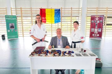 Sensei George Crăciunescu, alături de doi sportivi