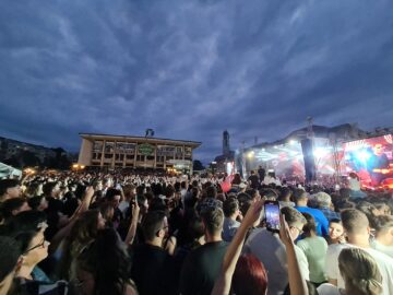 Peste 10.000 de oameni prezenți în centrul Sucevei, la concertul Irina Rimes