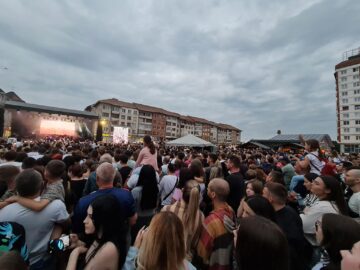 Peste 10.000 de oameni prezenți în centrul Sucevei, la concertul Irina Rimes