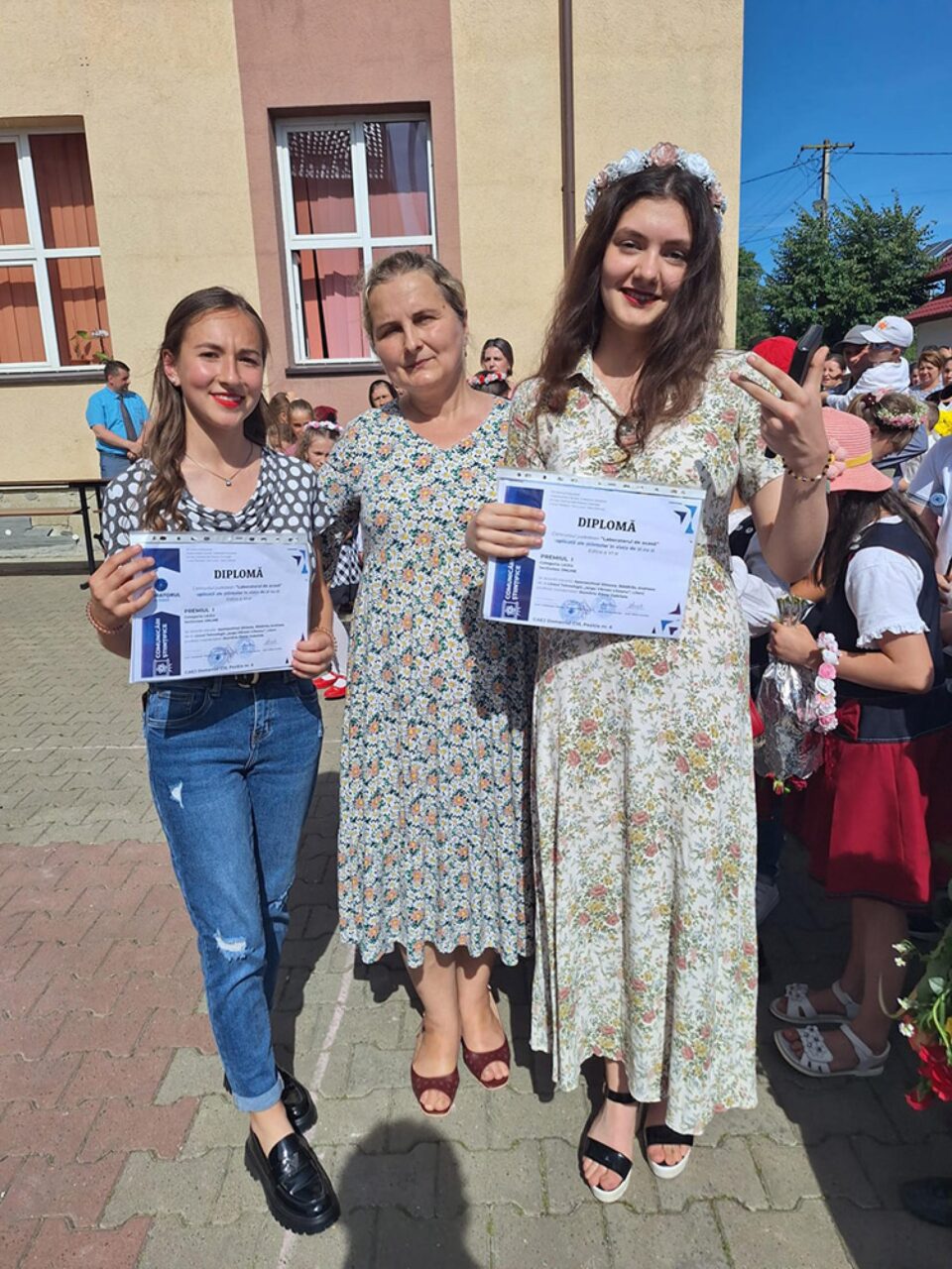 Bădărău Andreea-Georgiana și Aparaschivei Simona-Elena, de la clasa a X-a A, alături de coordonatoarea lor, profesoara de fizică și chimie Dumitriu Elena-Gabriela Bădărău Andreea-Georgiana și Aparaschivei Simona-Elena, de la clasa a X-a A, alături de coordonatoarea lor, profesoara de fizică și chimie Dumitriu Elena-Gabriela