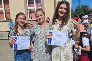 Bădărău Andreea-Georgiana și Aparaschivei Simona-Elena, de la clasa a X-a A, alături de coordonatoarea lor, profesoara de fizică și chimie Dumitriu Elena-Gabriela