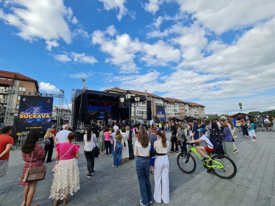 Teatru pe esplanadă, în Centru, la Zilele Sucevei