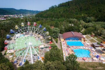 Roata panoramică din parcul Ariniș din Gura Humorului are o înălțime de 50 de metri și o capacitate de 96 de locuri în 24 de cabine