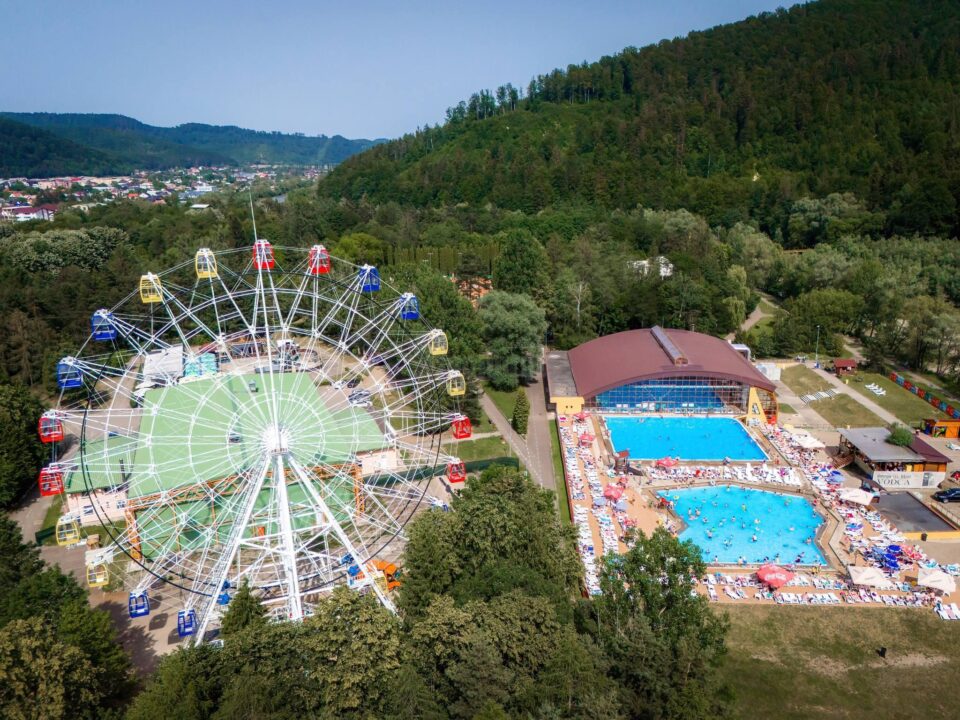 Roata panoramică din parcul Ariniș din Gura Humorului are o înălțime de 50 de metri și o capacitate de 96 de locuri în 24 de cabine