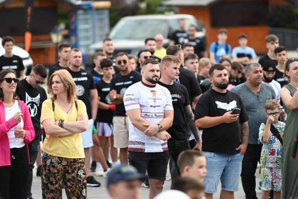 Pe esplanada Casei de Cultură a avut loc cântarul oficial al galei Colosseum Tournament FOTO artistul.studio