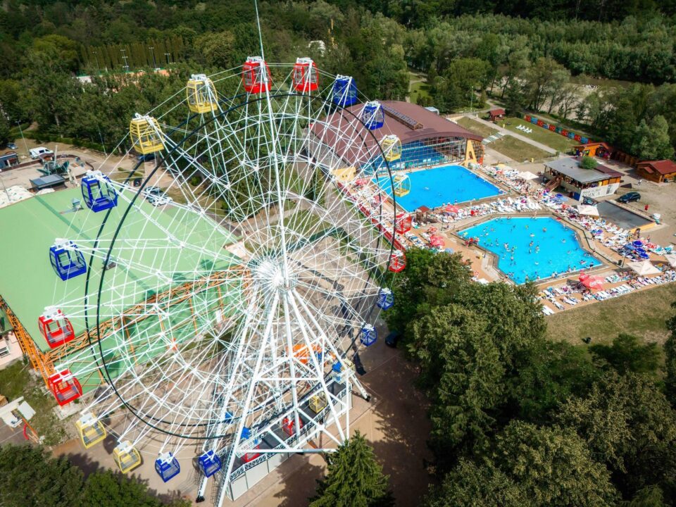 Roata panoramică din parcul Ariniș din Gura Humorului are o înălțime de 50 de metri și o capacitate de 96 de locuri în 24 de cabine