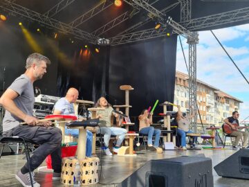 Horia Andrei Butnaru, Cătălin Ștefan Mîndru, Răzvan Bănuț, Clara Popadiuc, Cristina Florea și Cosmin Panaite, actorii prezenți pe scenă la Pisici 2, în centrul Sucevei