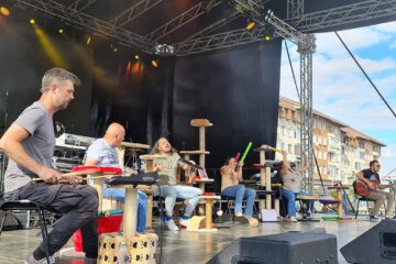Horia Andrei Butnaru, Cătălin Ștefan Mîndru, Răzvan Bănuț, Clara Popadiuc, Cristina Florea și Cosmin Panaite, actorii prezenți pe scenă la Pisici 2, în centrul Sucevei
