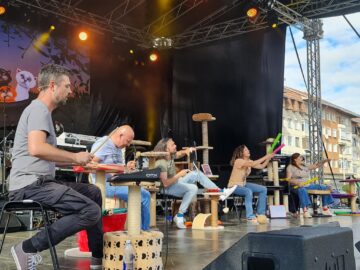 Horia Andrei Butnaru, Cătălin Ștefan Mîndru, Răzvan Bănuț, Clara Popadiuc, Cristina Florea și Cosmin Panaite, actorii prezenți pe scenă la Pisici 2, în centrul Sucevei
