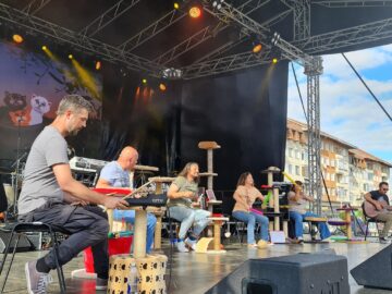 Horia Andrei Butnaru, Cătălin Ștefan Mîndru, Răzvan Bănuț, Clara Popadiuc, Cristina Florea și Cosmin Panaite, actorii prezenți pe scenă la Pisici 2, în centrul Sucevei