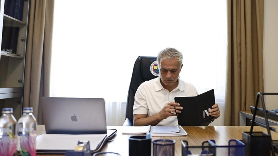 Jose Mourinho a fost prezentat oficial ca noul antrenor al celor de la Fenerbahce