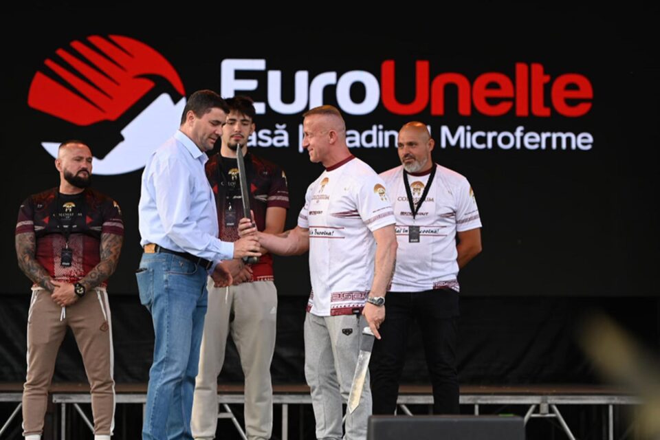 În așteptarea marelui Semmy Schilt, pe esplanada Casei de Cultură a avut loc cântarul oficial al galei Colosseum Tournament