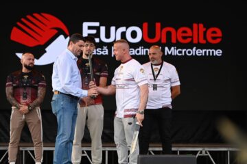 În așteptarea marelui Semmy Schilt, pe esplanada Casei de Cultură a avut loc cântarul oficial al galei Colosseum Tournament