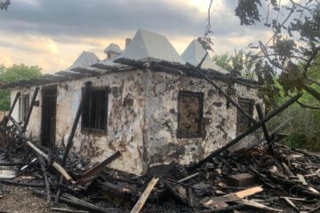 Casă distrusă într-un incendiu pornit de la un cablu improvizat