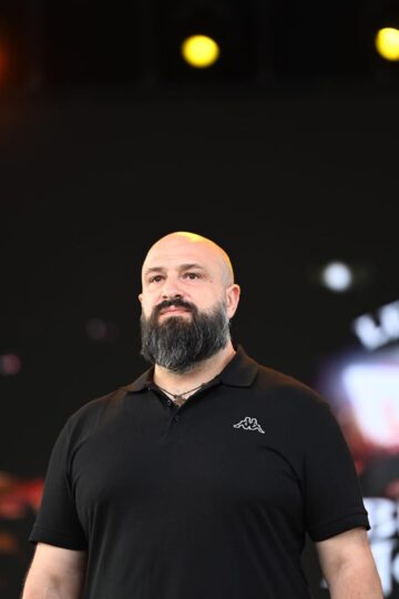 În așteptarea marelui Semmy Schilt, pe esplanada Casei de Cultură a avut loc cântarul oficial al galei Colosseum Tournament