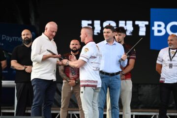 În așteptarea marelui Semmy Schilt, pe esplanada Casei de Cultură a avut loc cântarul oficial al galei Colosseum Tournament