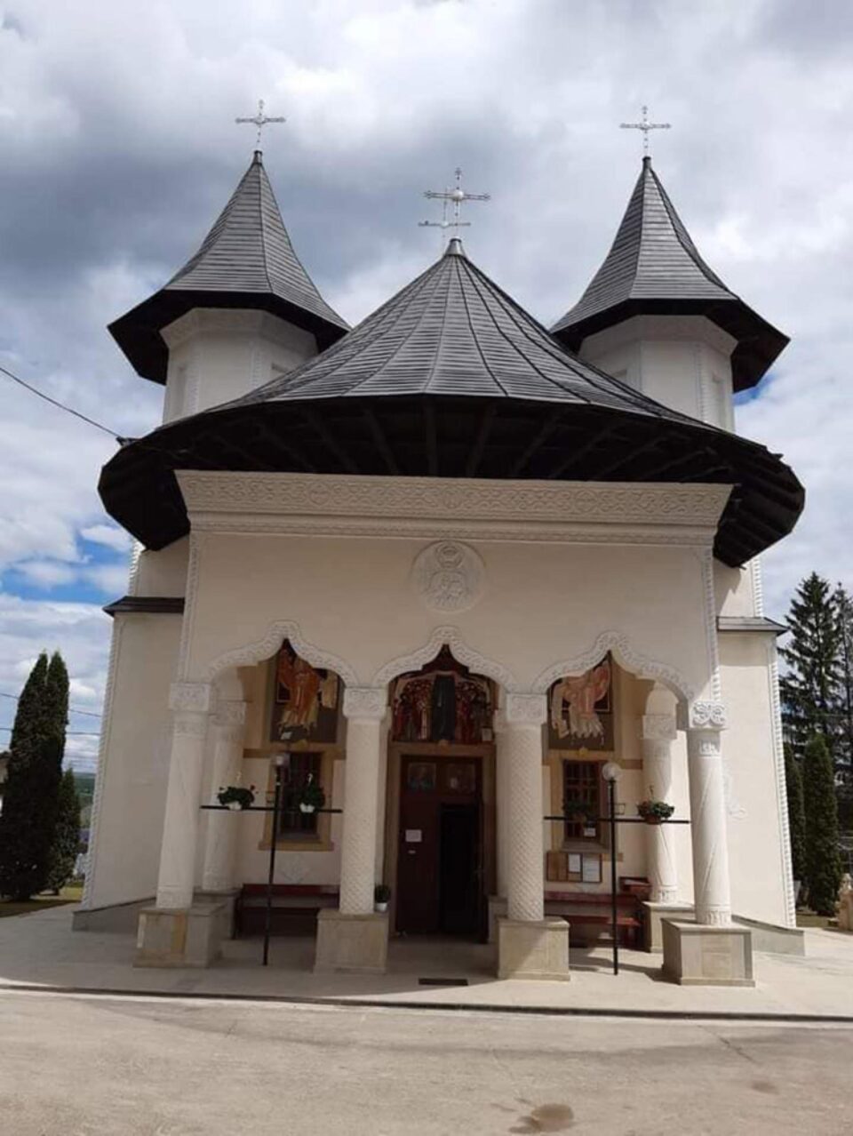 Biserica „Sfinții Apostoli Petru și Pavel” din Rădășeni își sărbătorește hramul