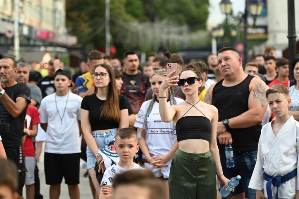 În așteptarea marelui Semmy Schilt, pe esplanada Casei de Cultură a avut loc cântarul oficial al galei Colosseum Tournament