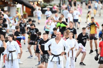 În așteptarea marelui Semmy Schilt, pe esplanada Casei de Cultură a avut loc cântarul oficial al galei Colosseum Tournament