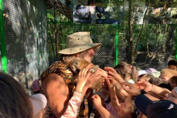 Doi pui de râs, noua atracție a colțului zoologic deschis de Dorin Șoimaru la Zaharești