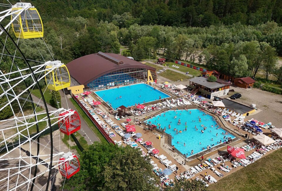 Singura roată panoramică din județul Suceava se deschide, astăzi, în parcul Ariniș din Gura Humorului