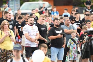 În așteptarea marelui Semmy Schilt, pe esplanada Casei de Cultură a avut loc cântarul oficial al galei Colosseum Tournament
