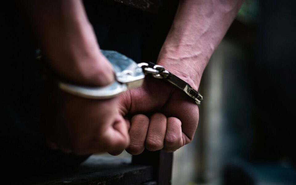 Șofer beat și agresiv, încătușat de polițiști după o tamponare produsă la Rădăuți