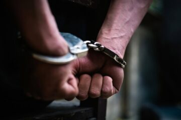 Șofer beat și agresiv, încătușat de polițiști după o tamponare produsă la Rădăuți