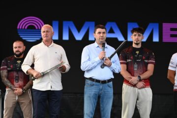În așteptarea marelui Semmy Schilt, pe esplanada Casei de Cultură a avut loc cântarul oficial al galei Colosseum Tournament