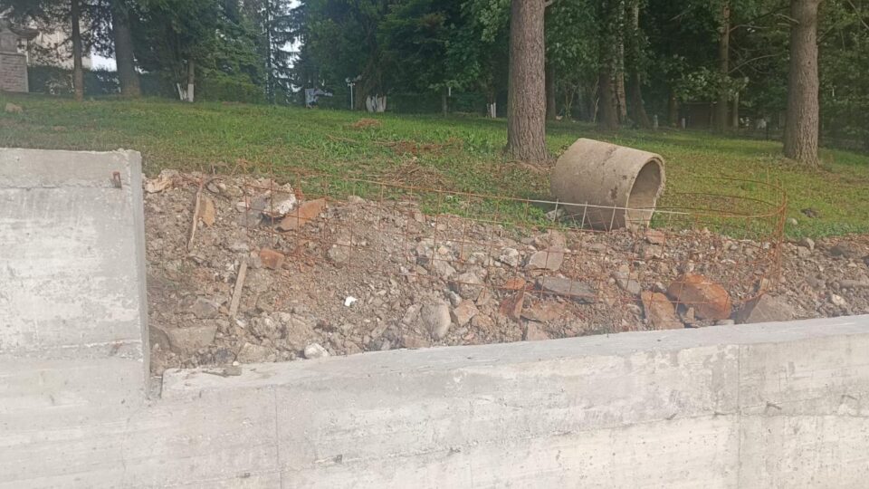 Șantierul abandonat din spatele Cazinoului din Vatra Dornei, pericol public alarmant