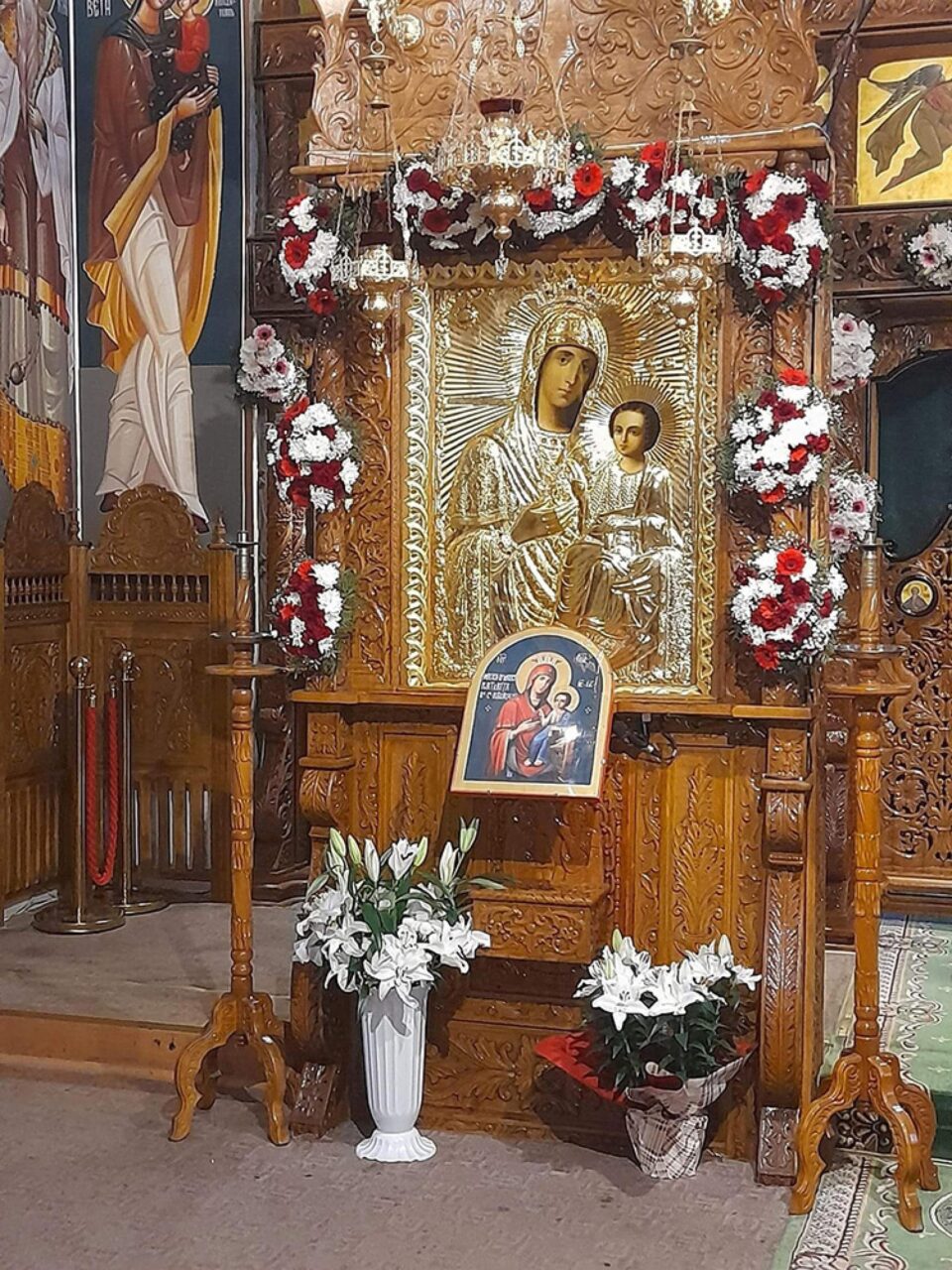 Biserica „Sfinții Apostoli Petru și Pavel” sau Biserica Albă, cum mai este cunoscută, este renumită în toată țara pentru Icoana Maicii Domnului, cunoscută ca fiind făcătoare de minuni