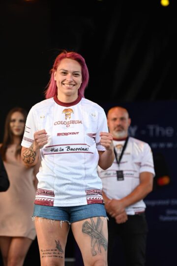 În așteptarea marelui Semmy Schilt, pe esplanada Casei de Cultură a avut loc cântarul oficial al galei Colosseum Tournament