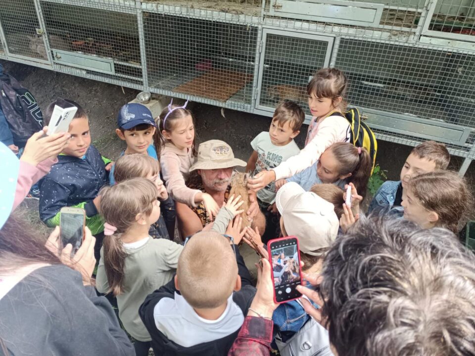 Doi pui de râs, noua atracție a colțului zoologic deschis de Dorin Șoimaru la Zaharești