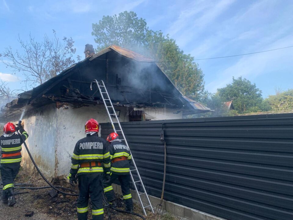 Casă distrusă într-un incendiu pornit de la un cablu improvizat