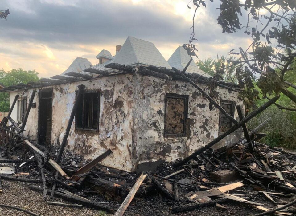 Casă distrusă într-un incendiu pornit de la un cablu improvizat