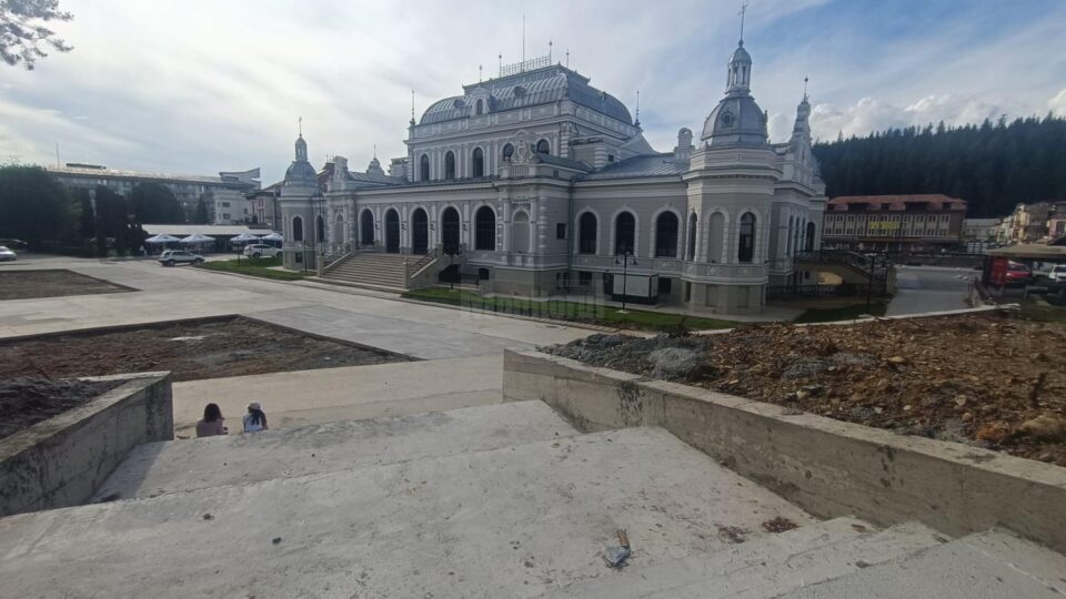 Șantierul abandonat din spatele Cazinoului din Vatra Dornei, pericol public alarmant