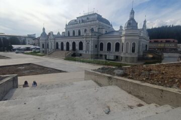 Șantierul abandonat din spatele Cazinoului din Vatra Dornei, pericol public alarmant