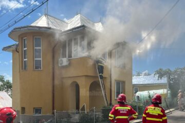 Șase pisici au murit într-un incendiu izbucnit de la o candelă aprinsă