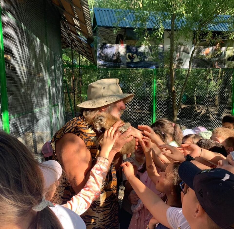 Doi pui de râs, noua atracție a colțului zoologic deschis de Dorin Șoimaru la Zaharești