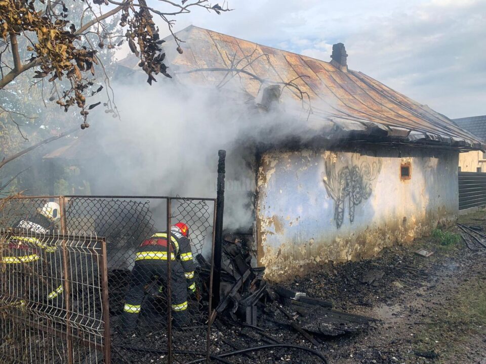 Casă distrusă într-un incendiu pornit de la un cablu improvizat