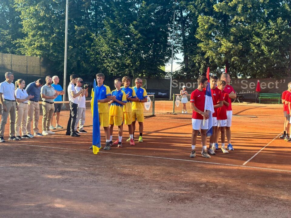 Arbitrii competitiei si parte dintre echipele participante