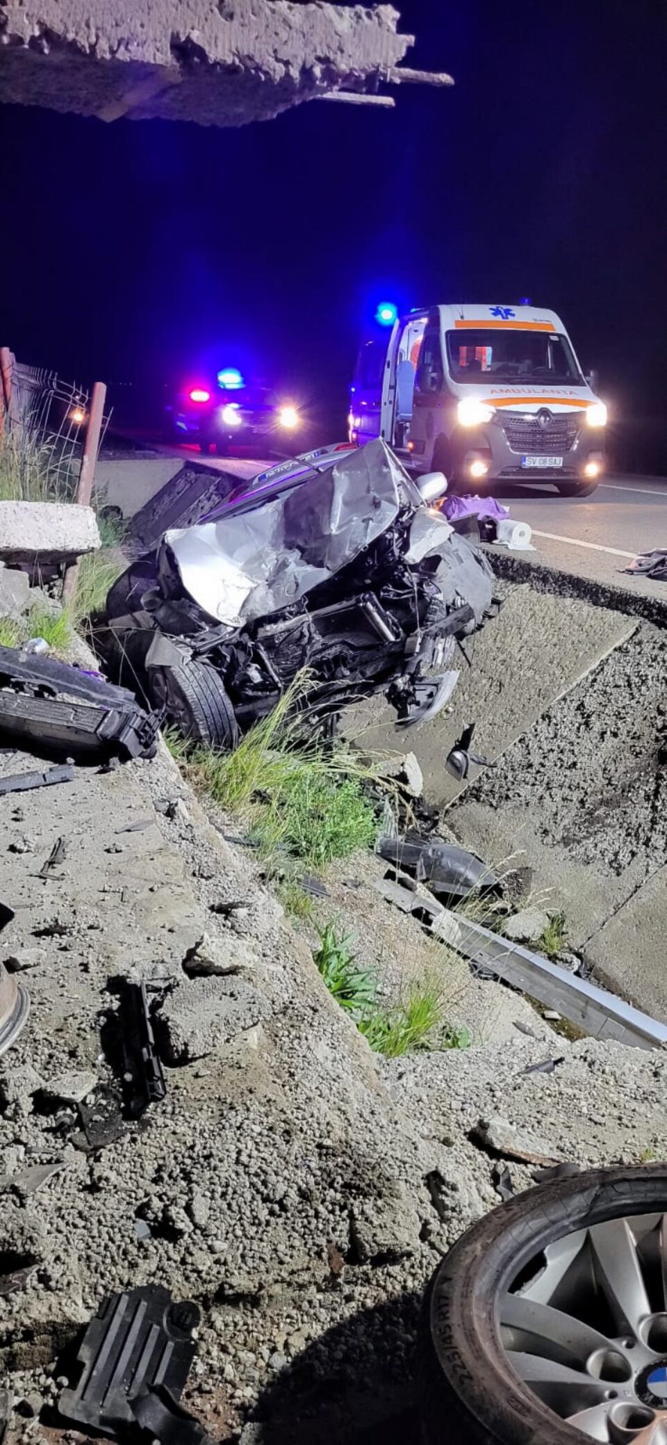 Mașina a lovit un cap de pod și apoi a fost aruncată într-un gard de beton și în șanțul betonat din zonă