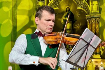 Un virtuos al viorii in compania celebrului instrument Stradivarius Elder-Voicu